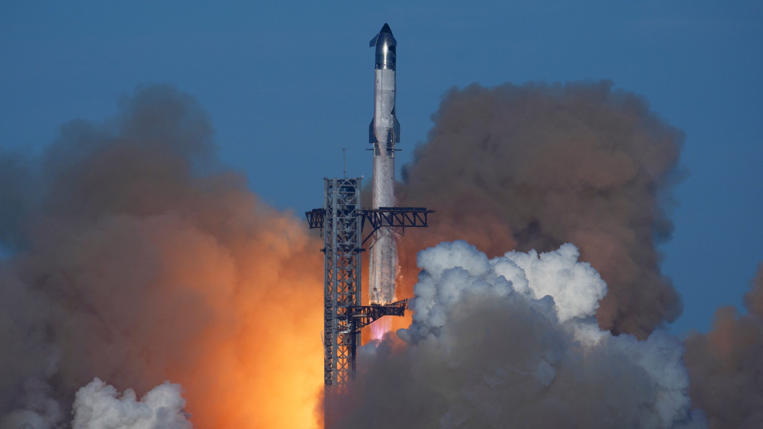 "سبيس إكس" تطلق 29 قمرا صناعيا للفضاء لتقوية الانترنت